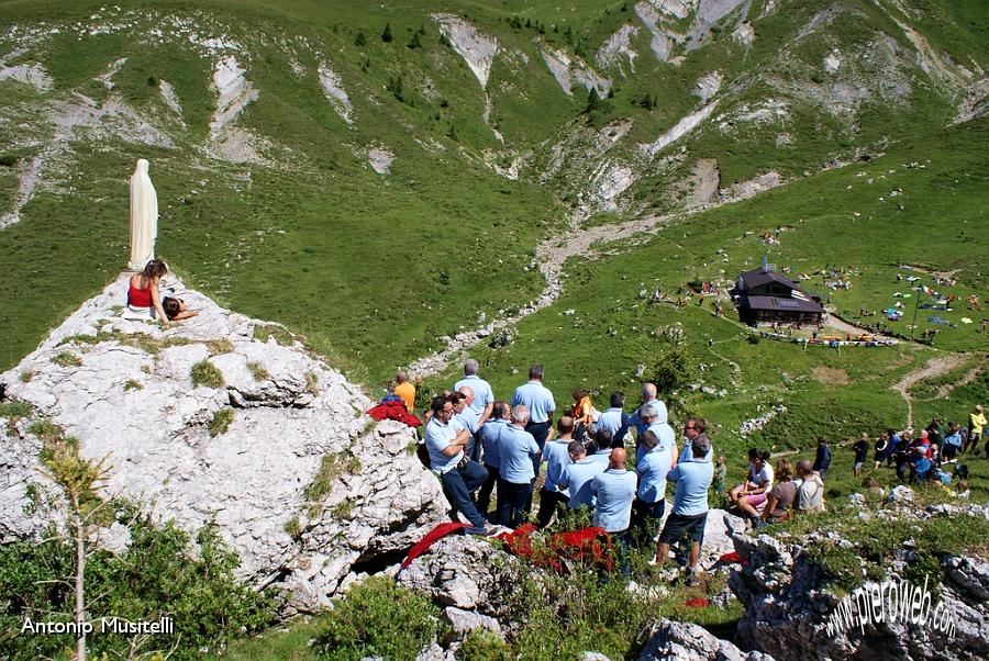 17 La madonnina osserva da lassù.jpg